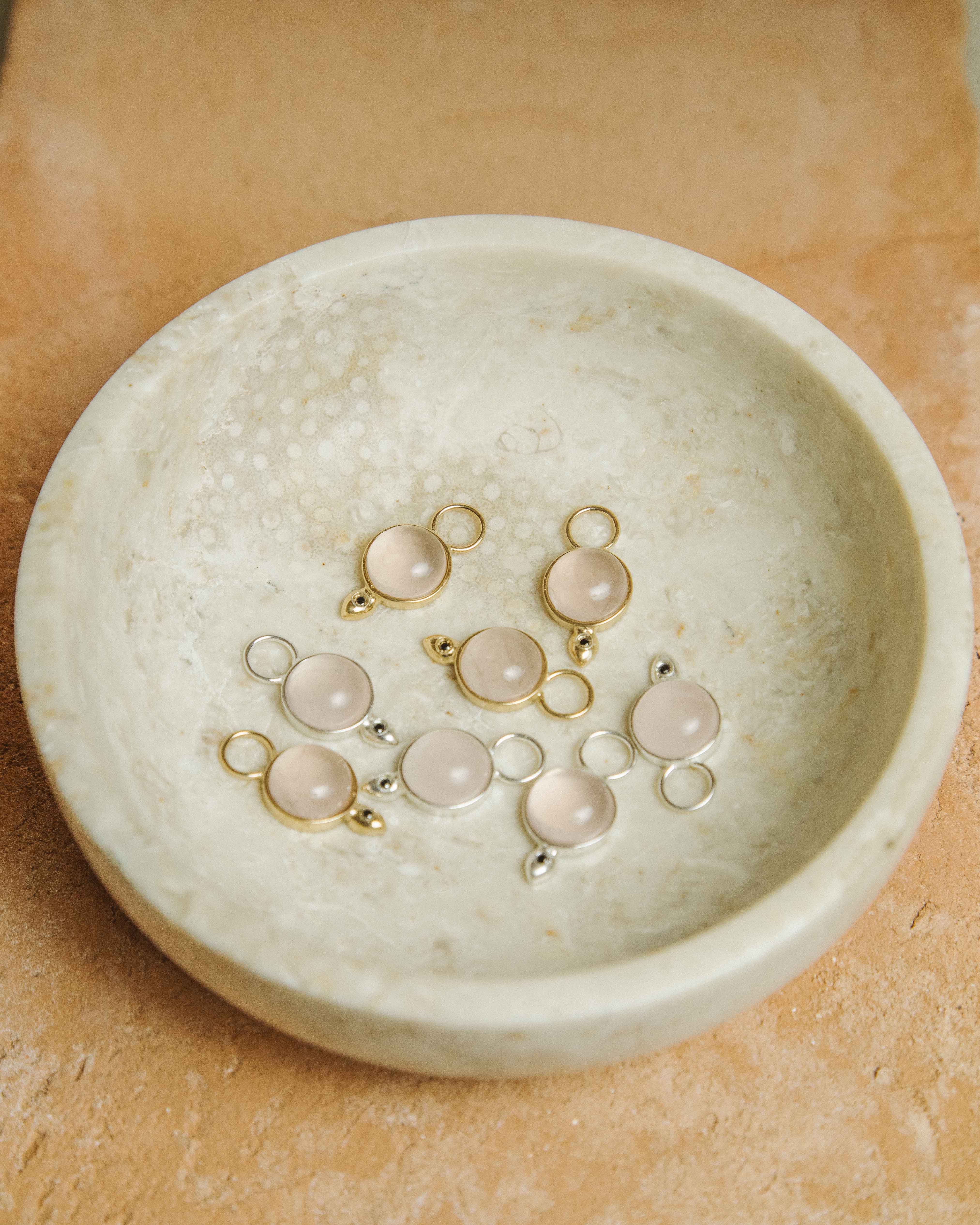 TREASURE · Cuarzo Rosa & Diamante Negro bañado en oro 18k