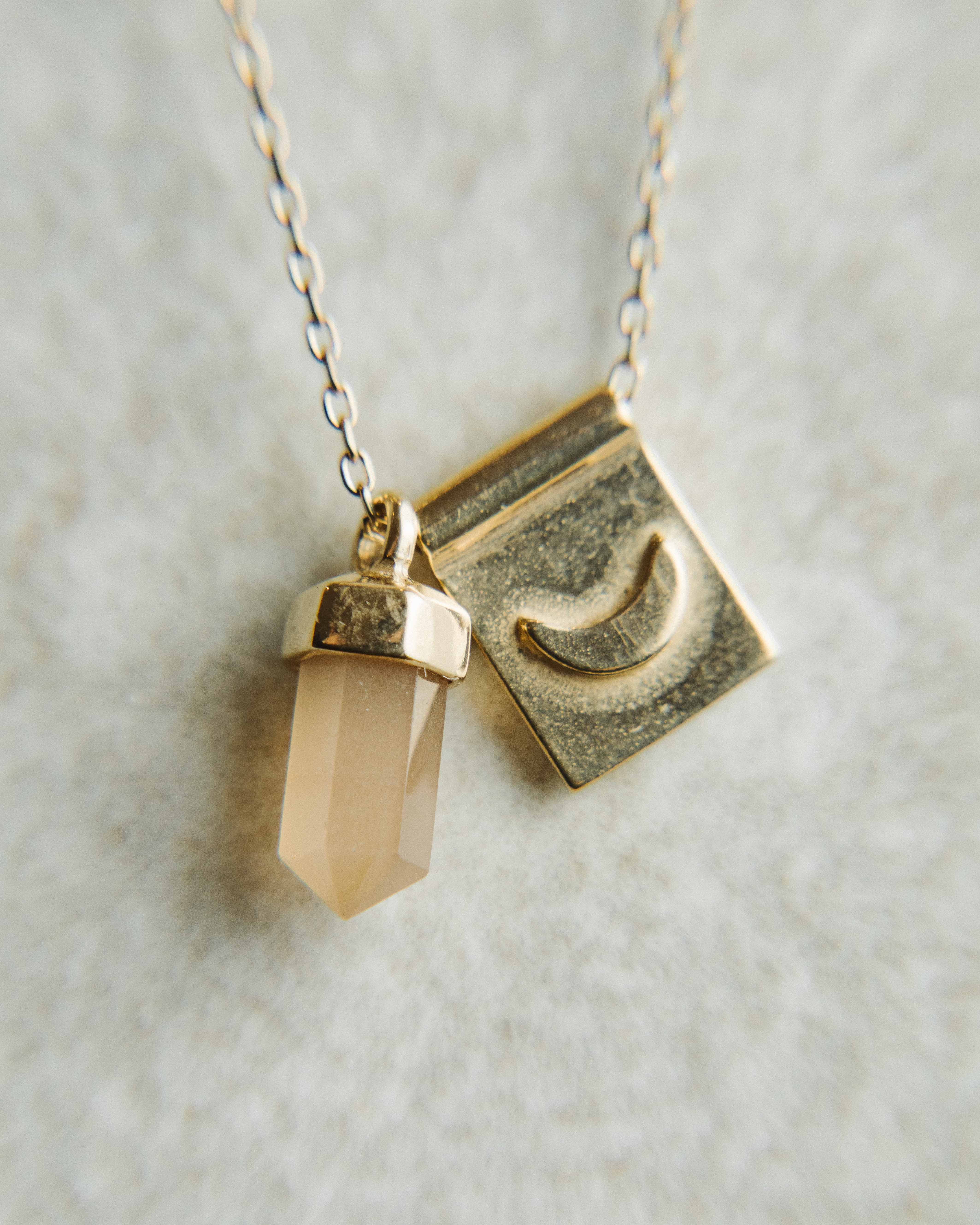 Luna nueva en Plata Bañada en Oro 18k