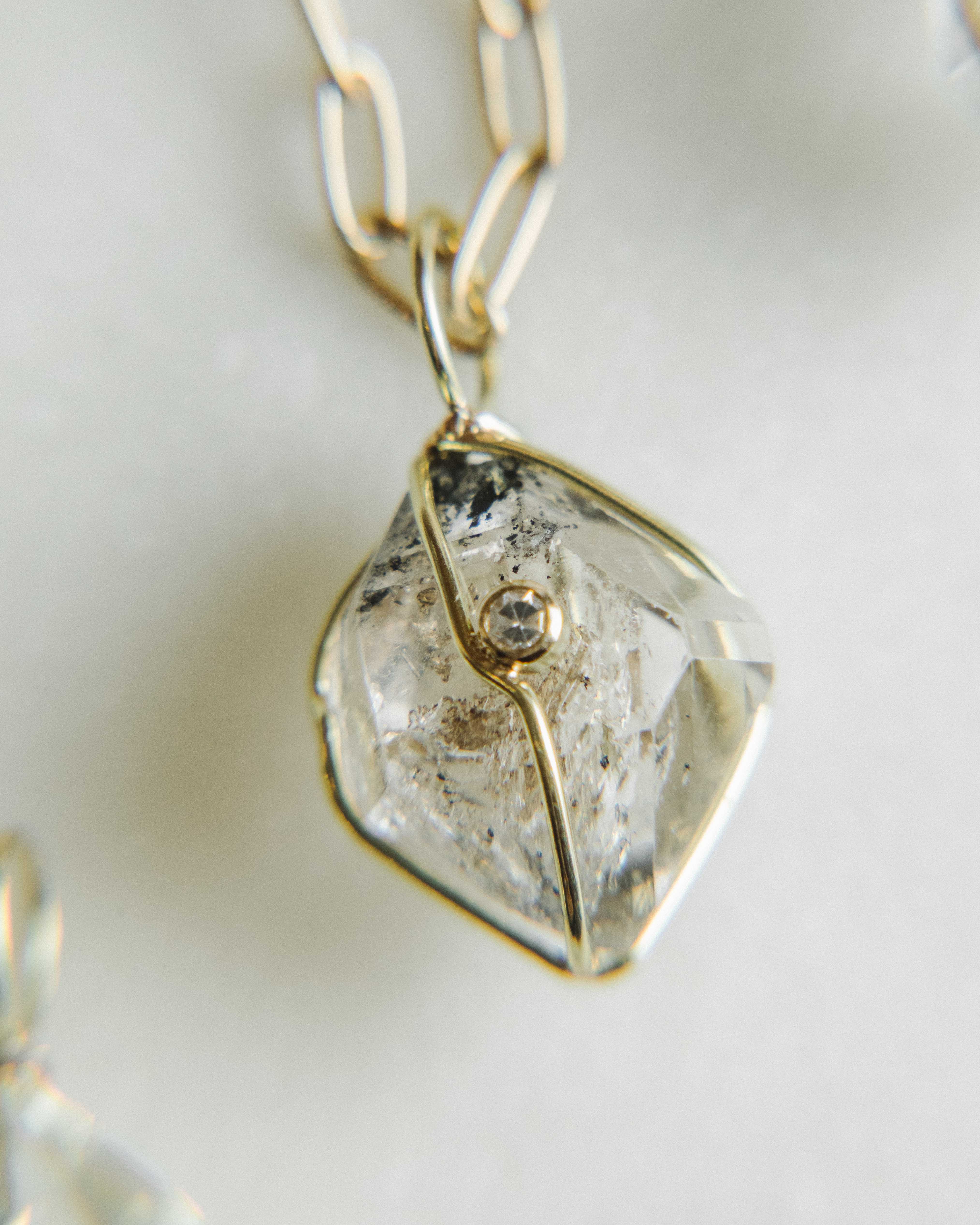 Phoebe en Oro reciclado con diamante