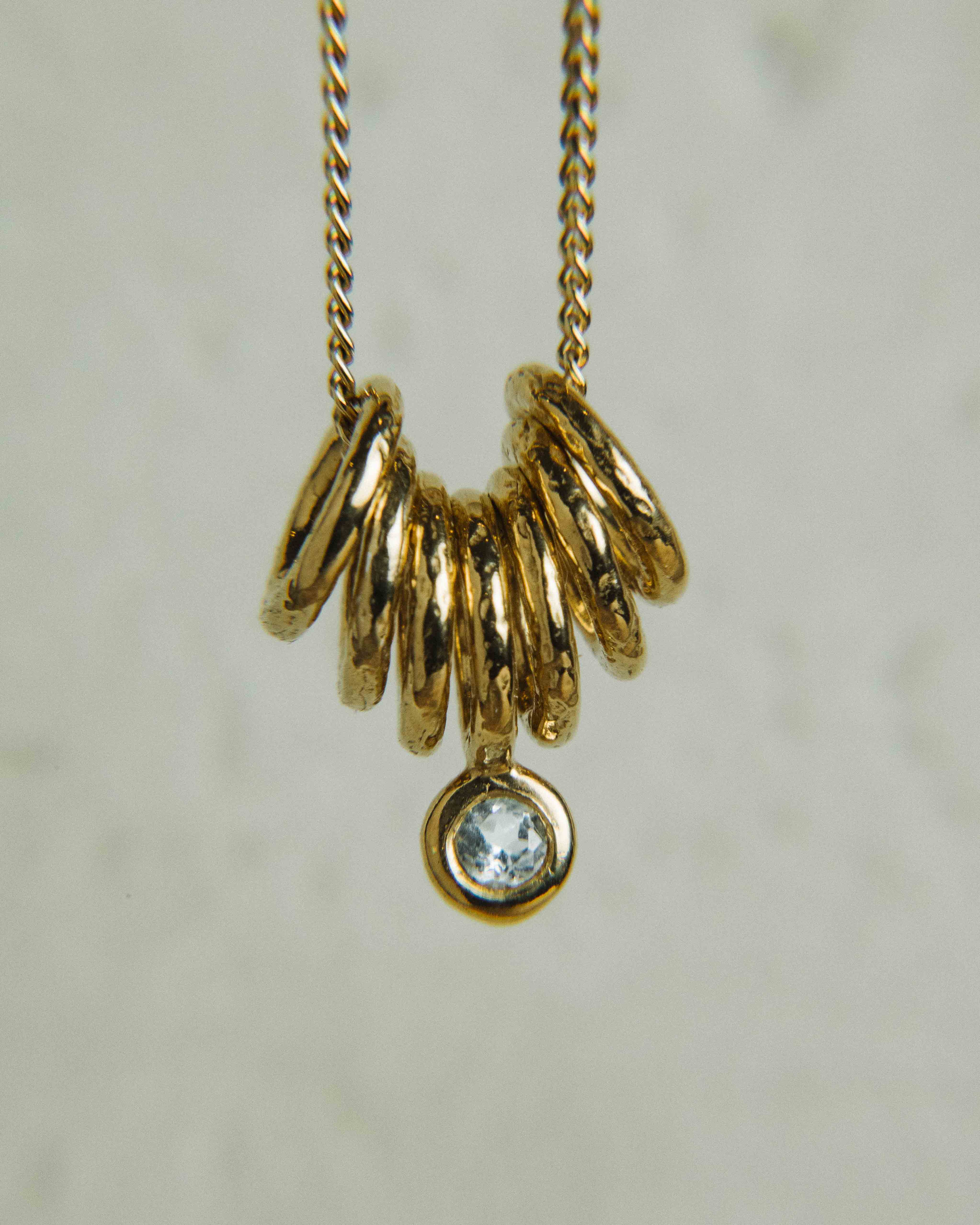 ARA con Topacio Azul bañado en Oro de 18k