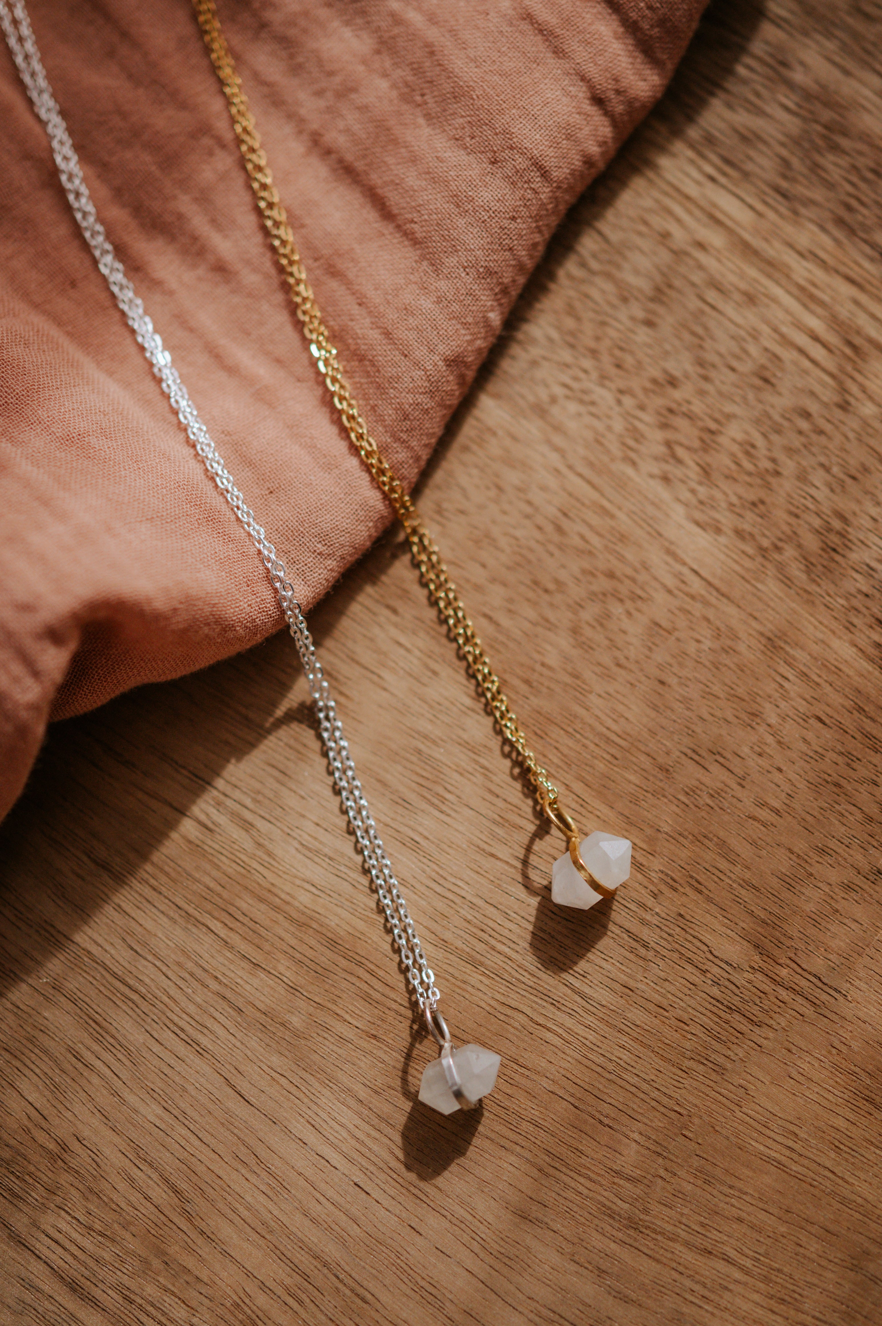 Plexo Solar Piedra Luna en Plata Reciclada