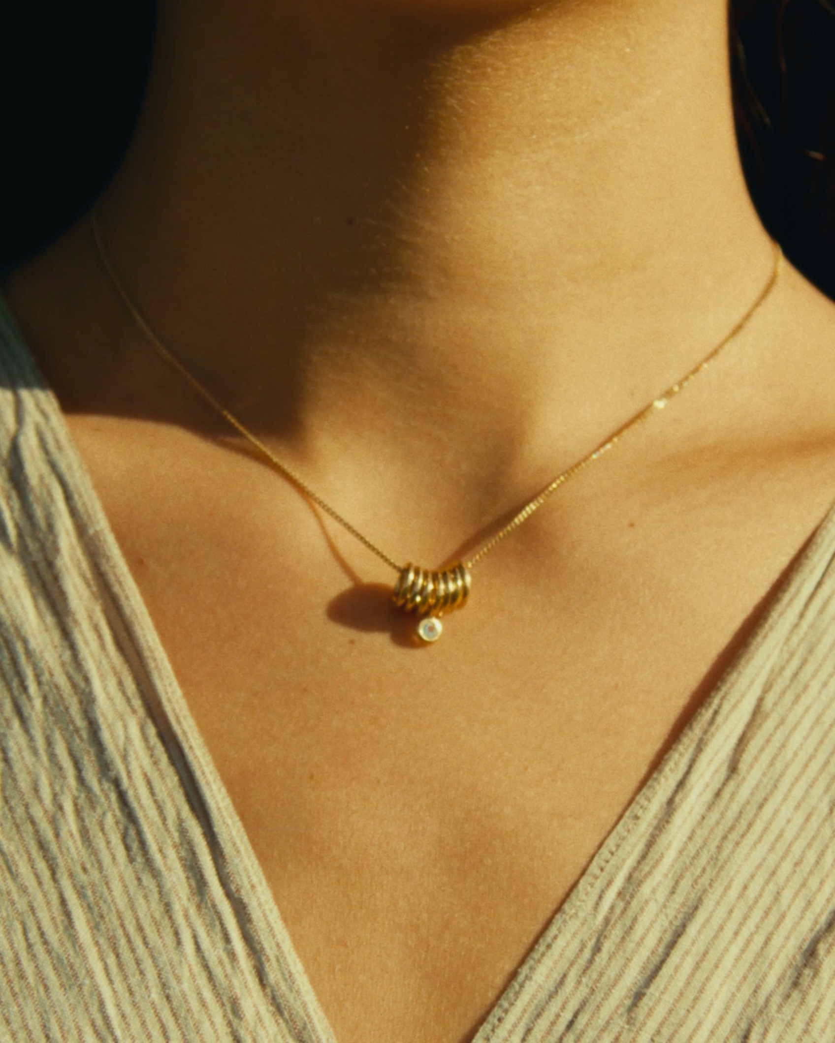 ARA con Topacio Azul bañado en Oro de 18k