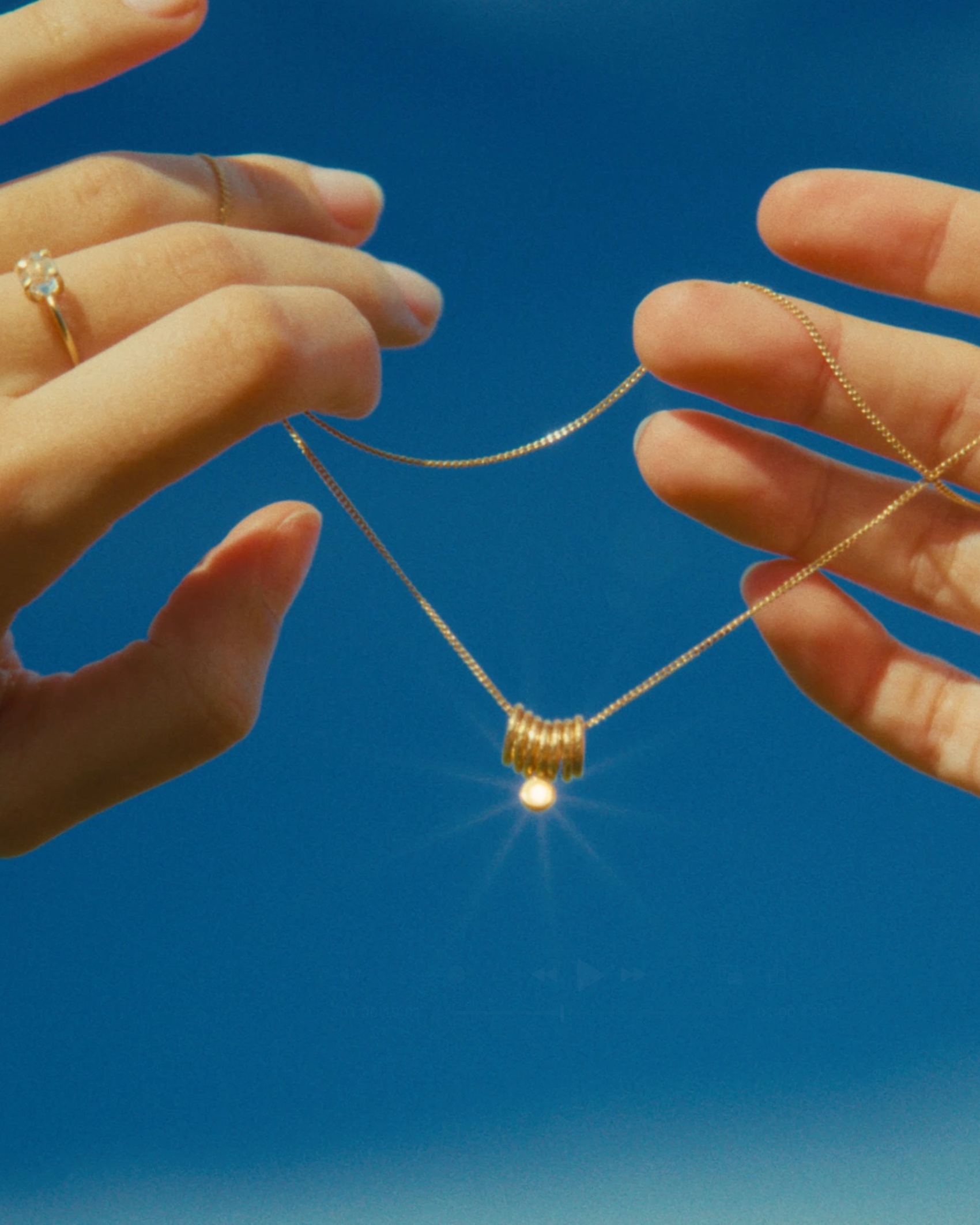 ARA con Topacio Azul bañado en Oro de 18k