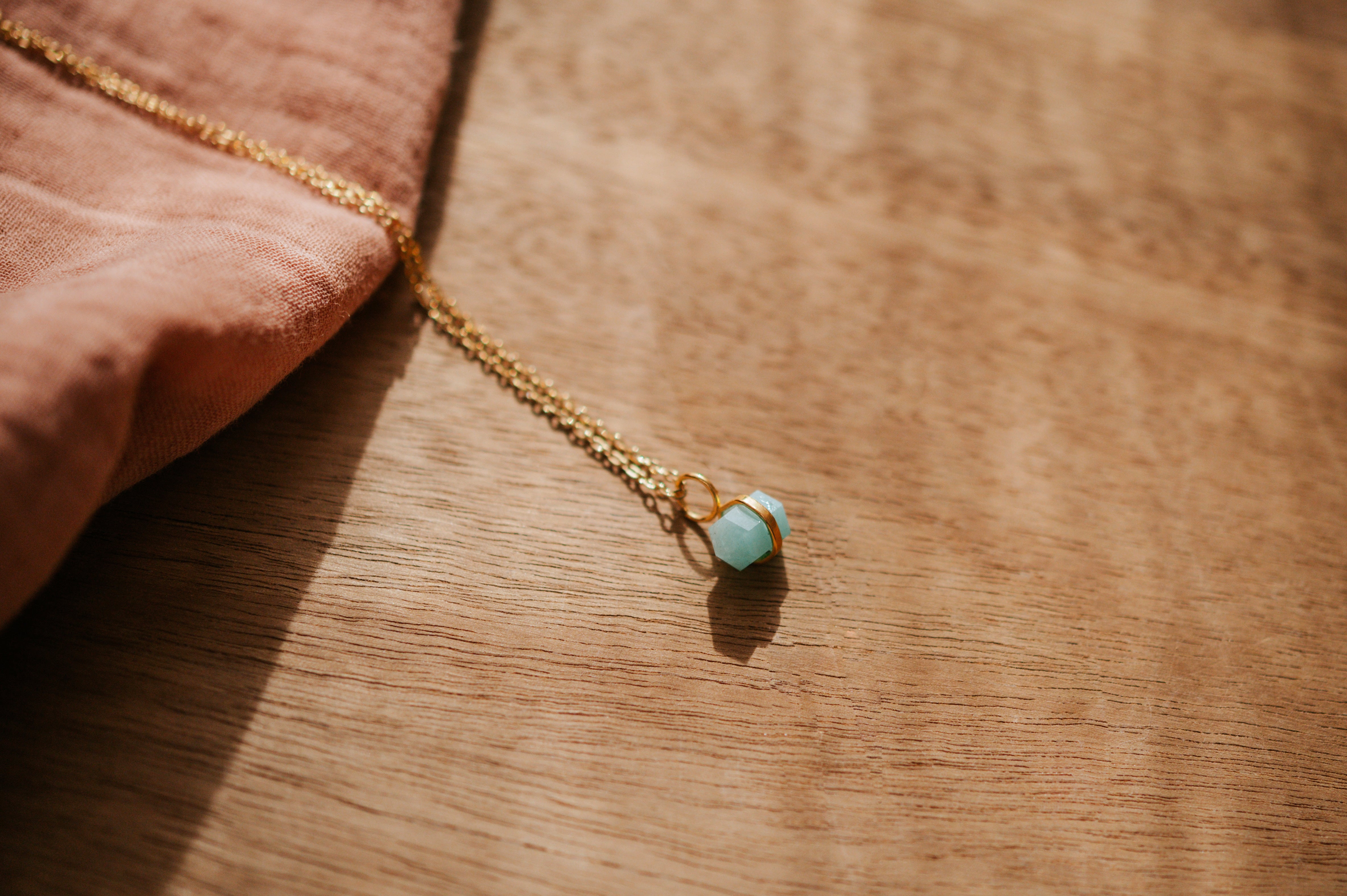 Plexo solar amazonita Bañado en Oro 18k