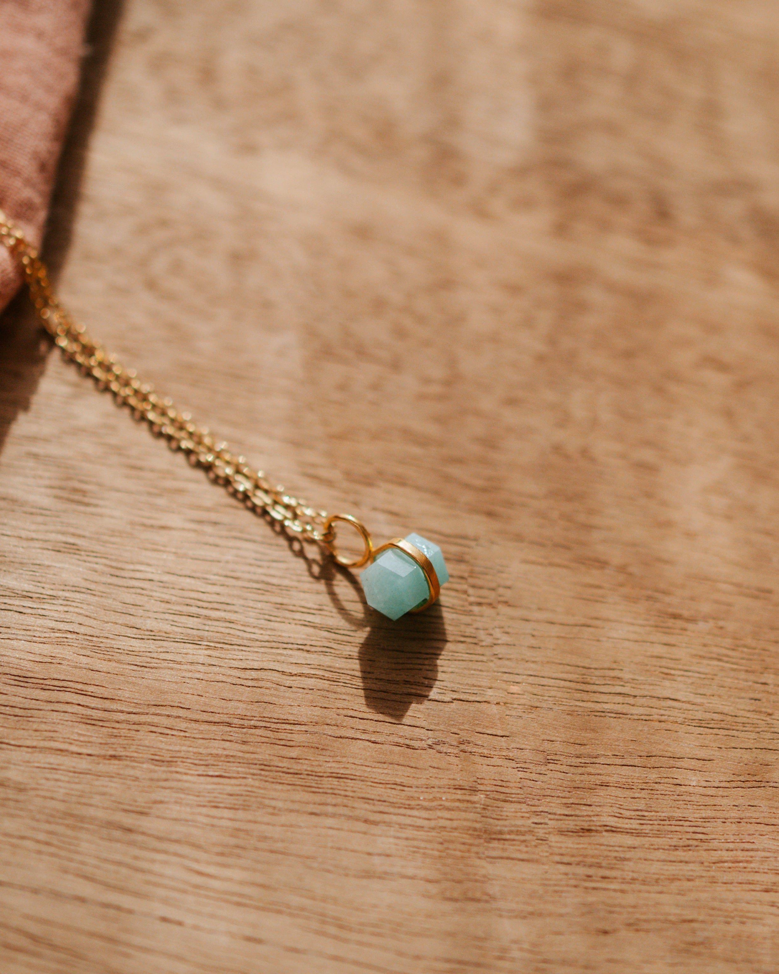 Plexo solar amazonita Bañado en Oro 18k