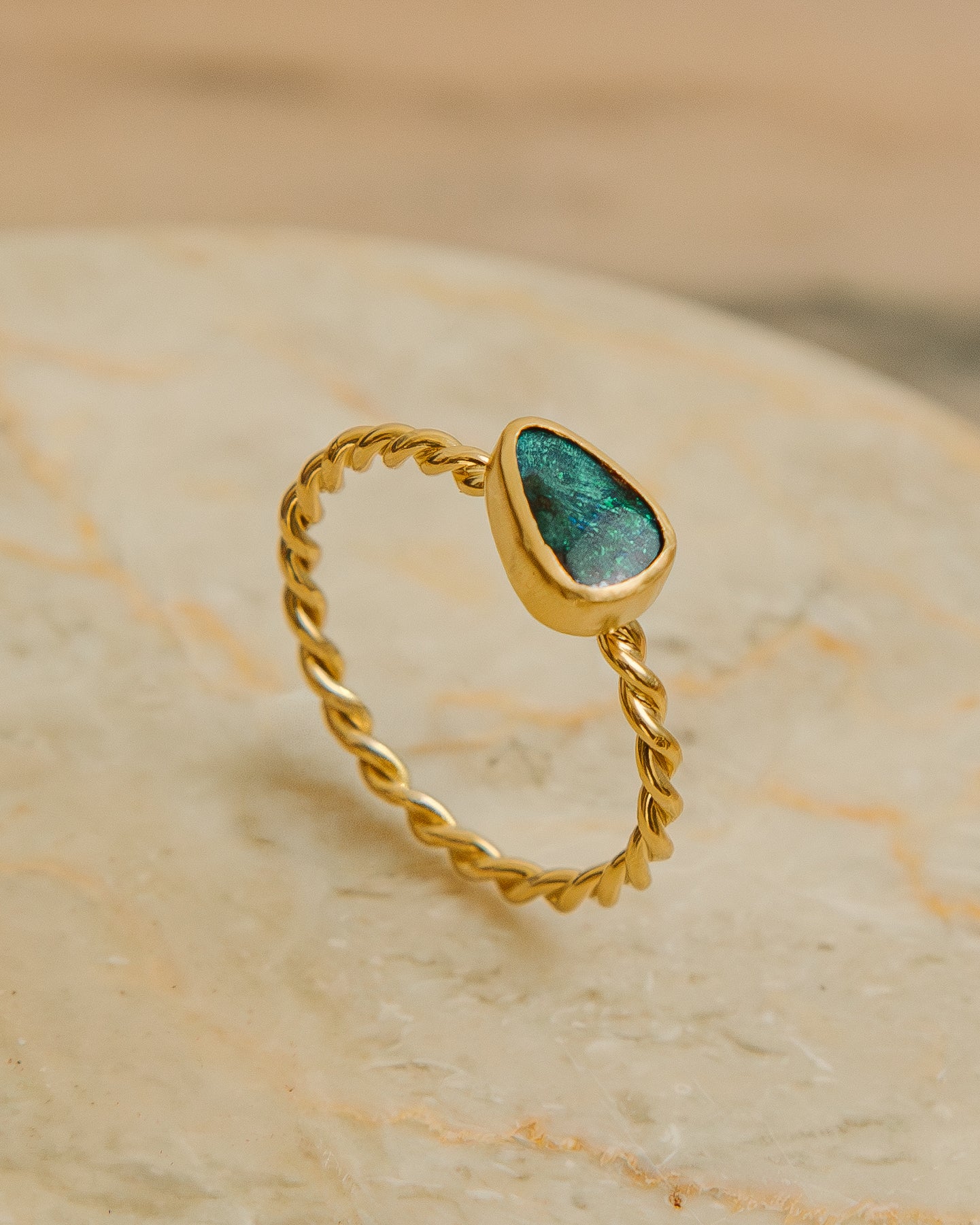 Anillo Gracia · Solitario Trenzado con Ópalo bañado en oro 18k
