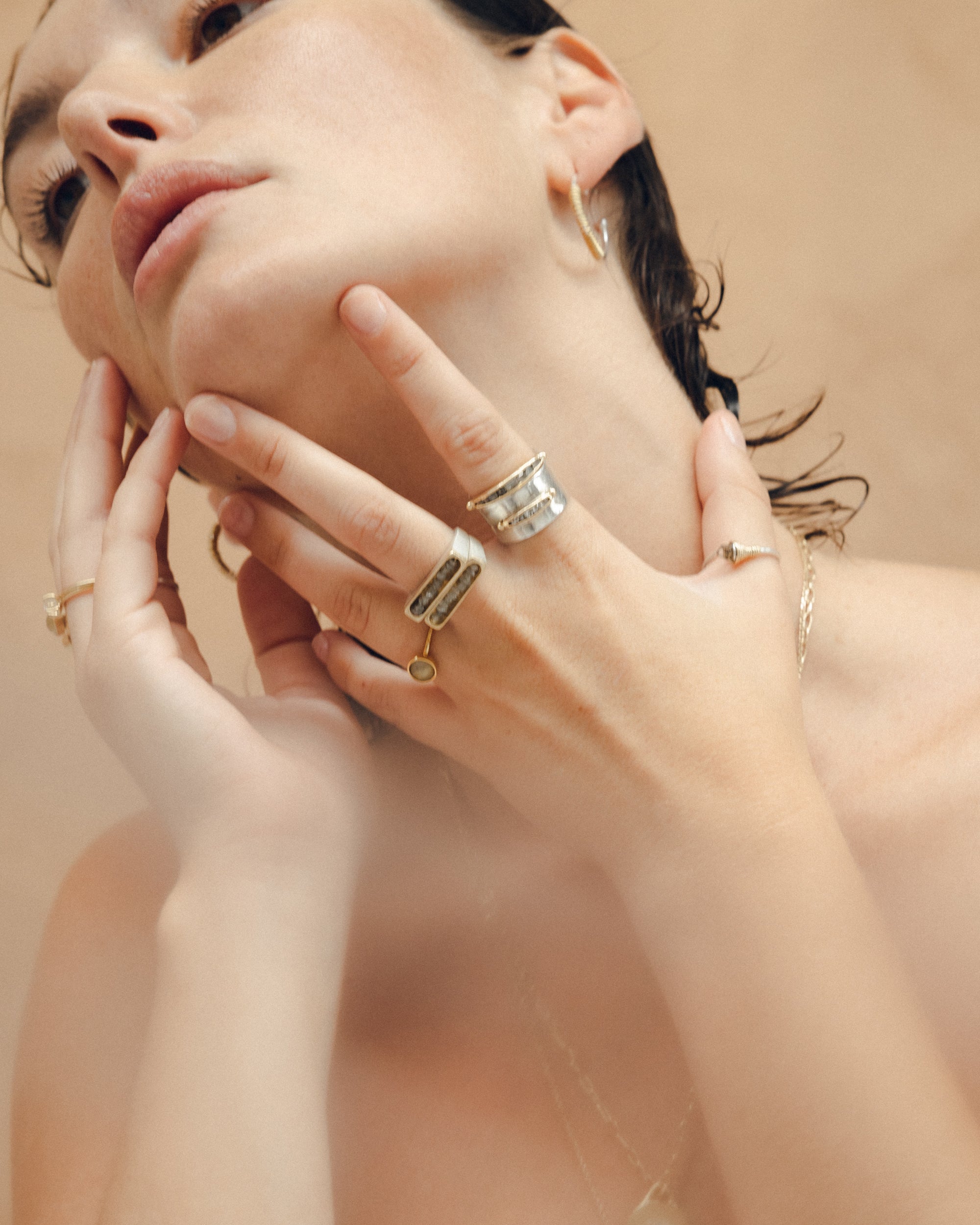 Anillo Mutti con Diamantes Brutos y Baño en Oro 18k