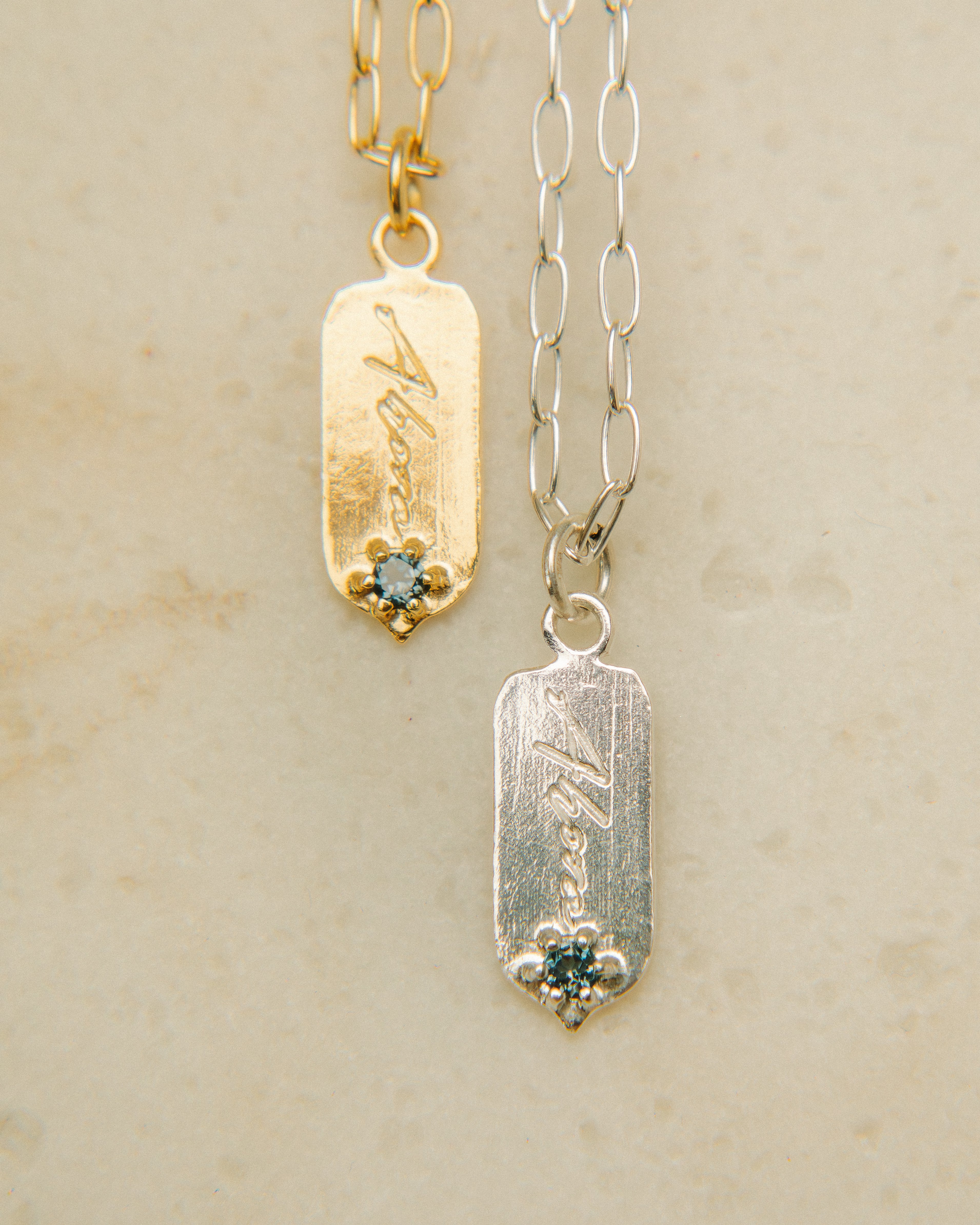 MANTRA con Topacio Azul en Plata bañada en Oro 18k