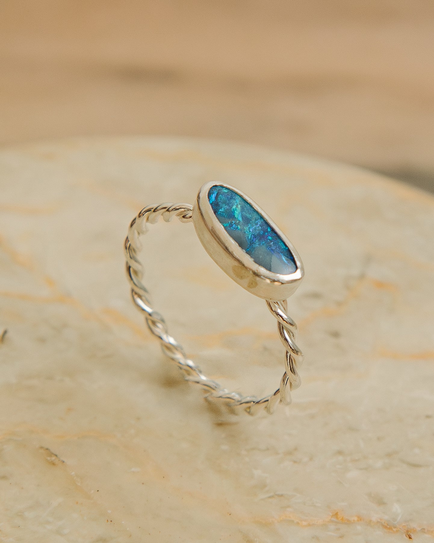 Anillo Gracia · Solitario Trenzado con Ópalo en Plata Reciclada