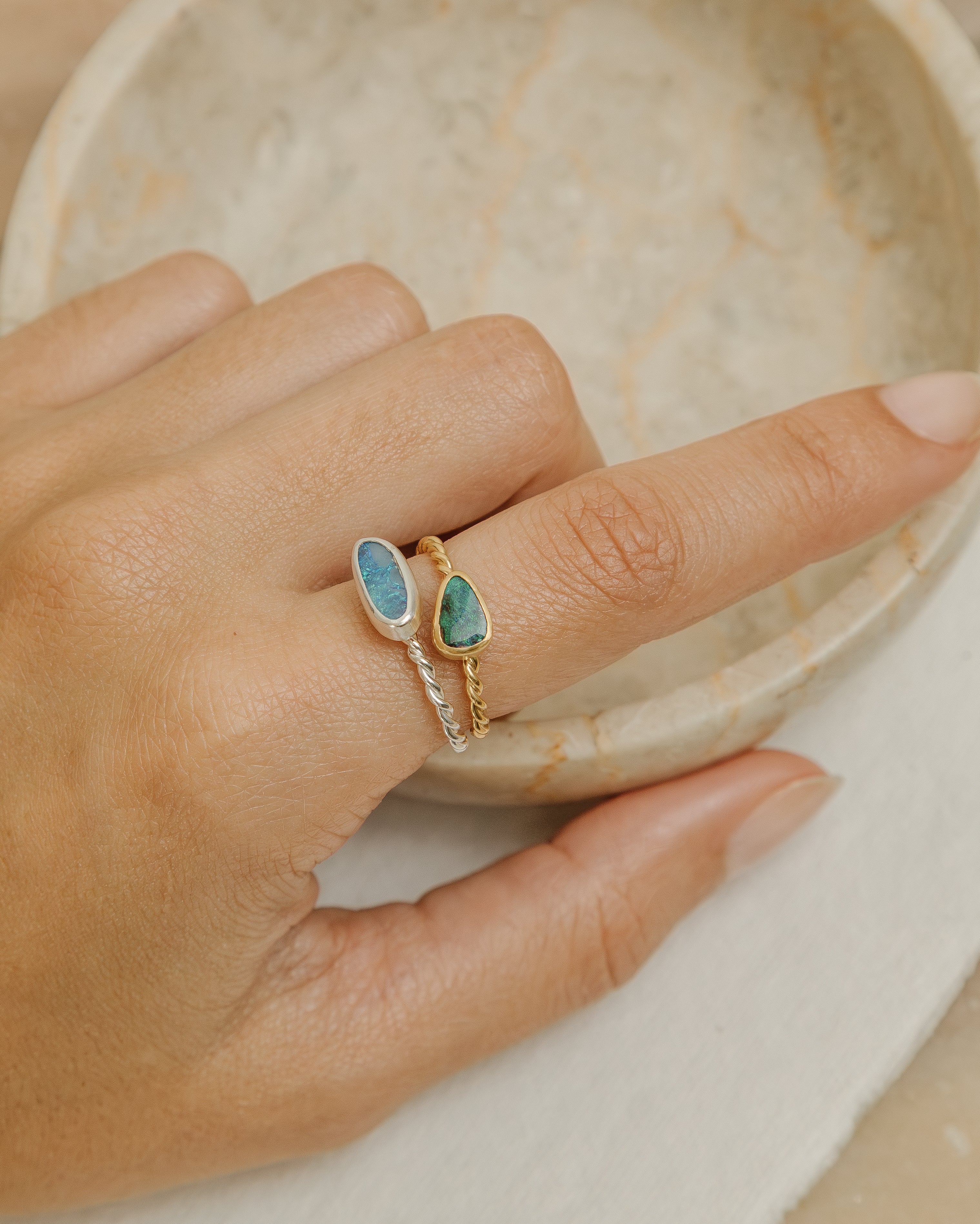 Anillo Gracia · Solitario Trenzado con Ópalo · Ed. Limitada