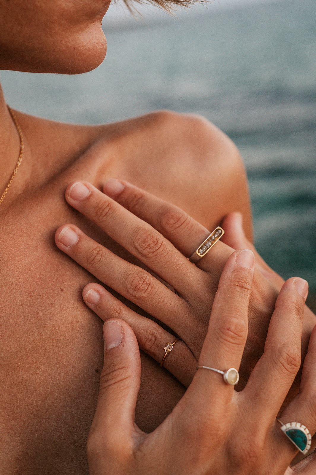 Anillo mutti en Plata reciclada, diamantes brutos y chapado en oro de18k.