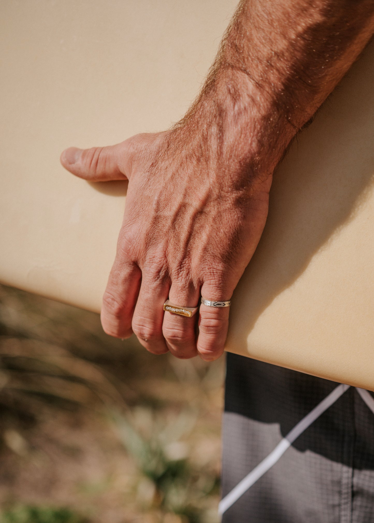 Anillo mutti en Plata reciclada, diamantes brutos y chapado en oro de18k.