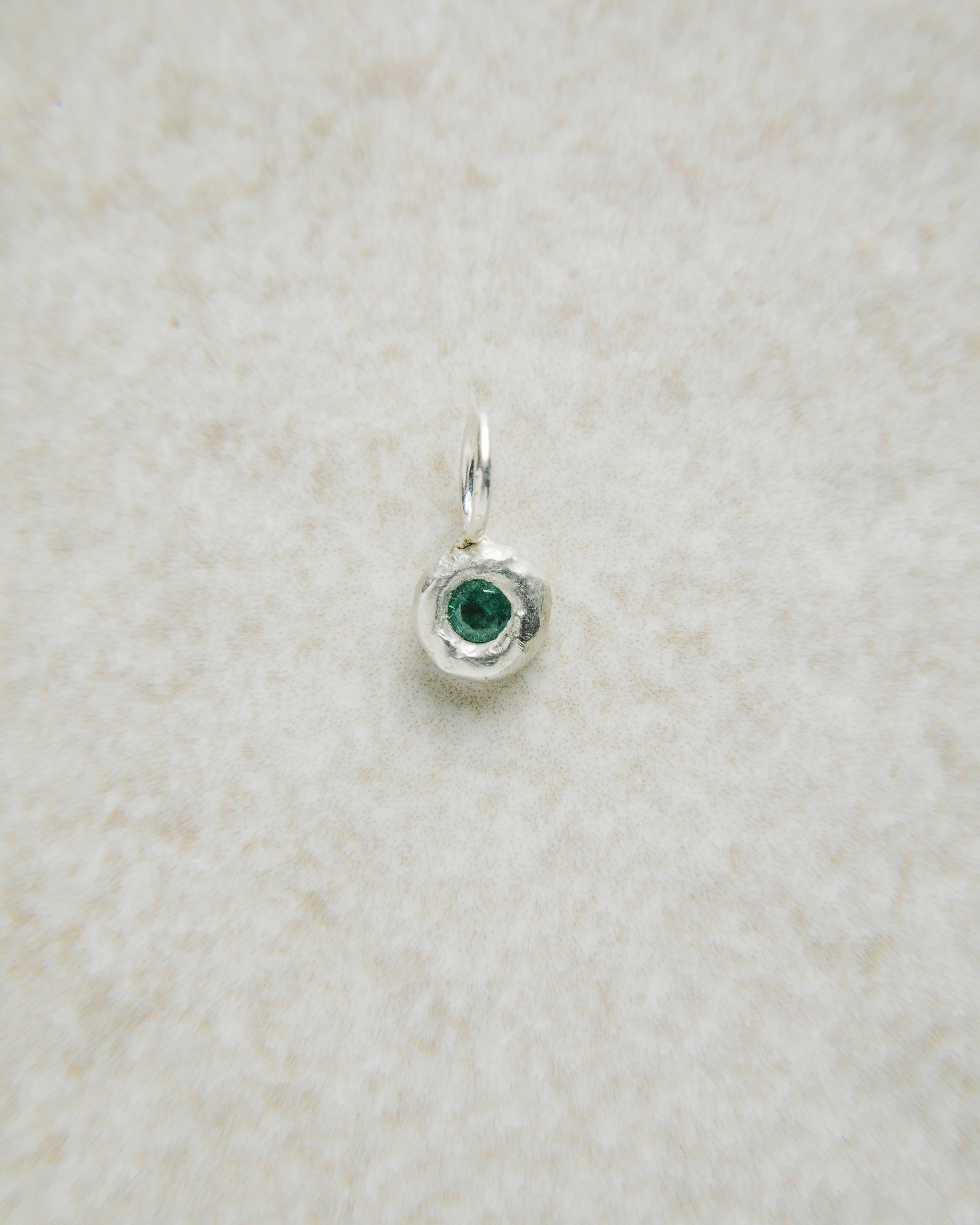 RAW · Esmeralda en Plata Reciclada