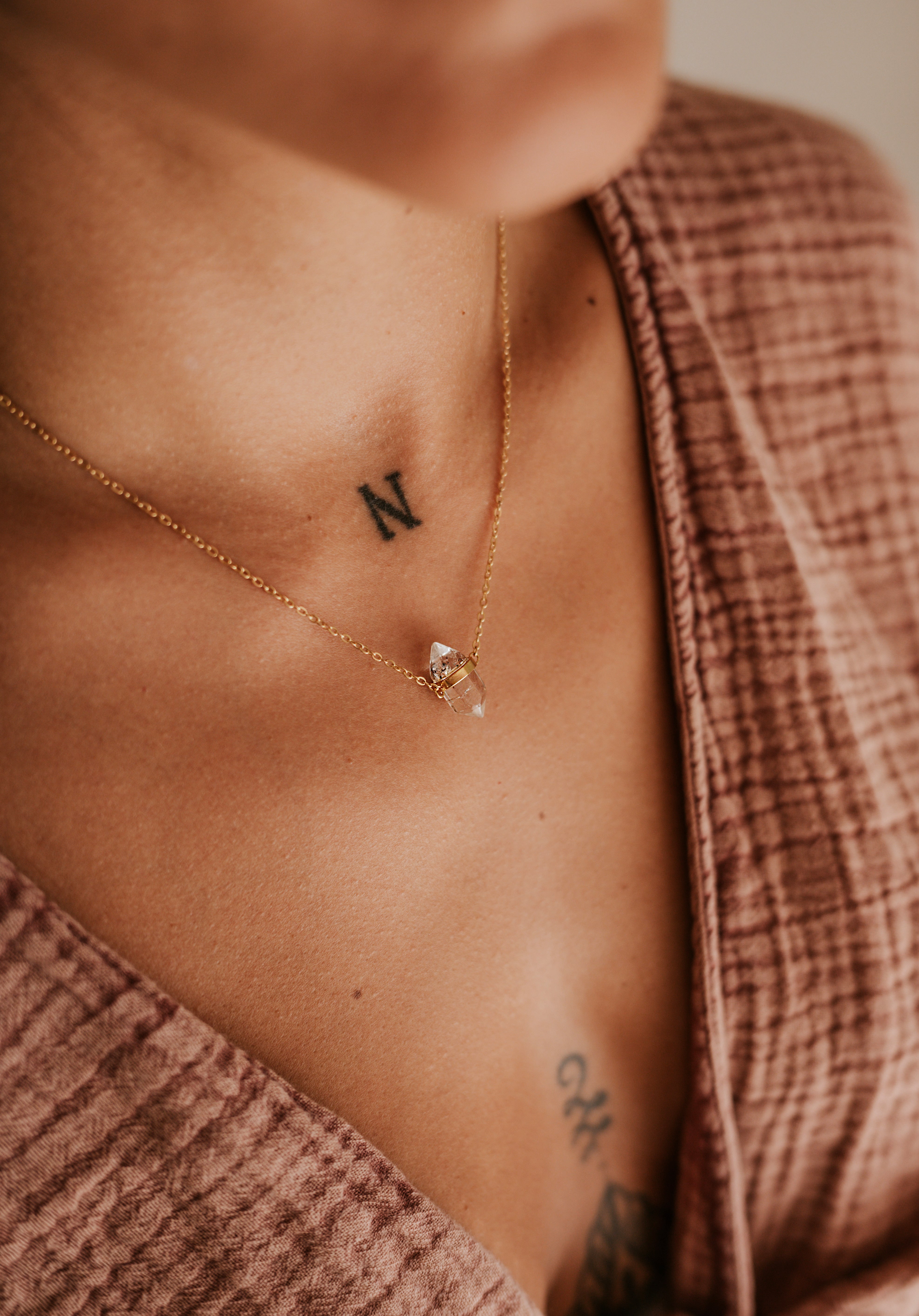 Collar Cuarzo Claro Bruto Bañado en Oro 18k