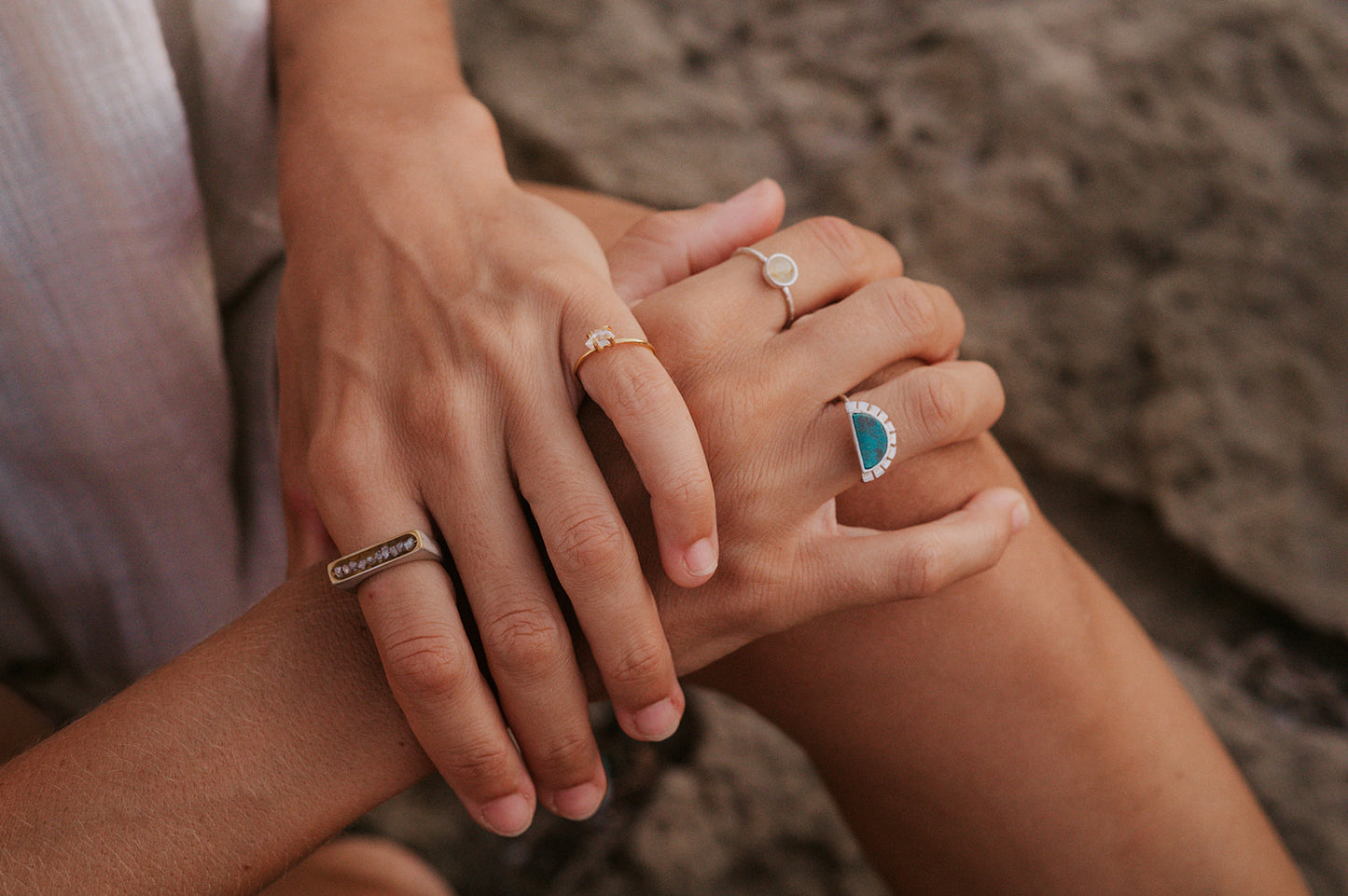 Anillo mutti en Plata reciclada, diamantes brutos y chapado en oro de18k.