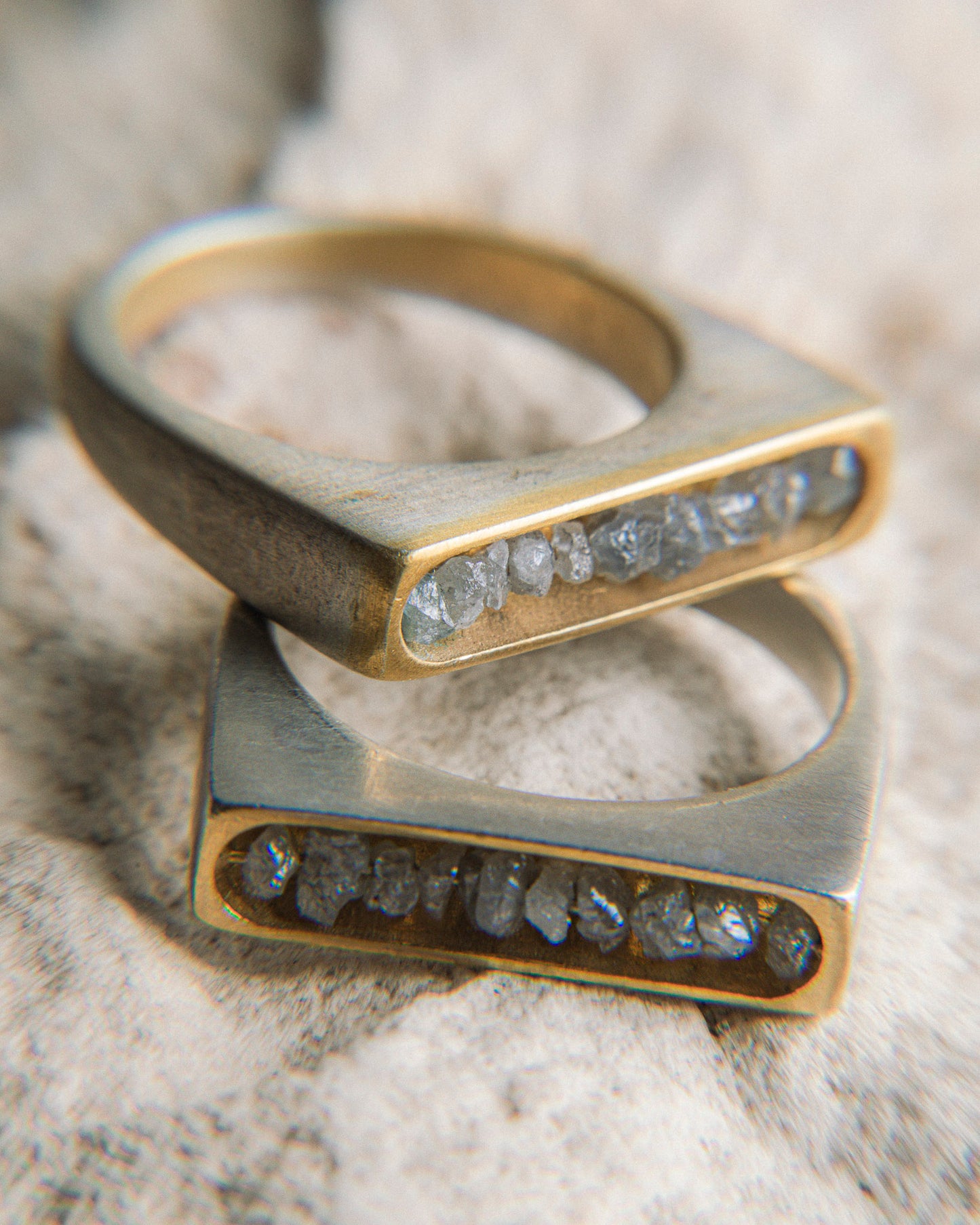 Mutti ring in recycled silver, raw diamonds and 18k gold plating.