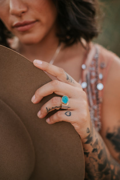 Anillo San style con turquesa arizona en Plata reciclada con chapado de oro de 18k