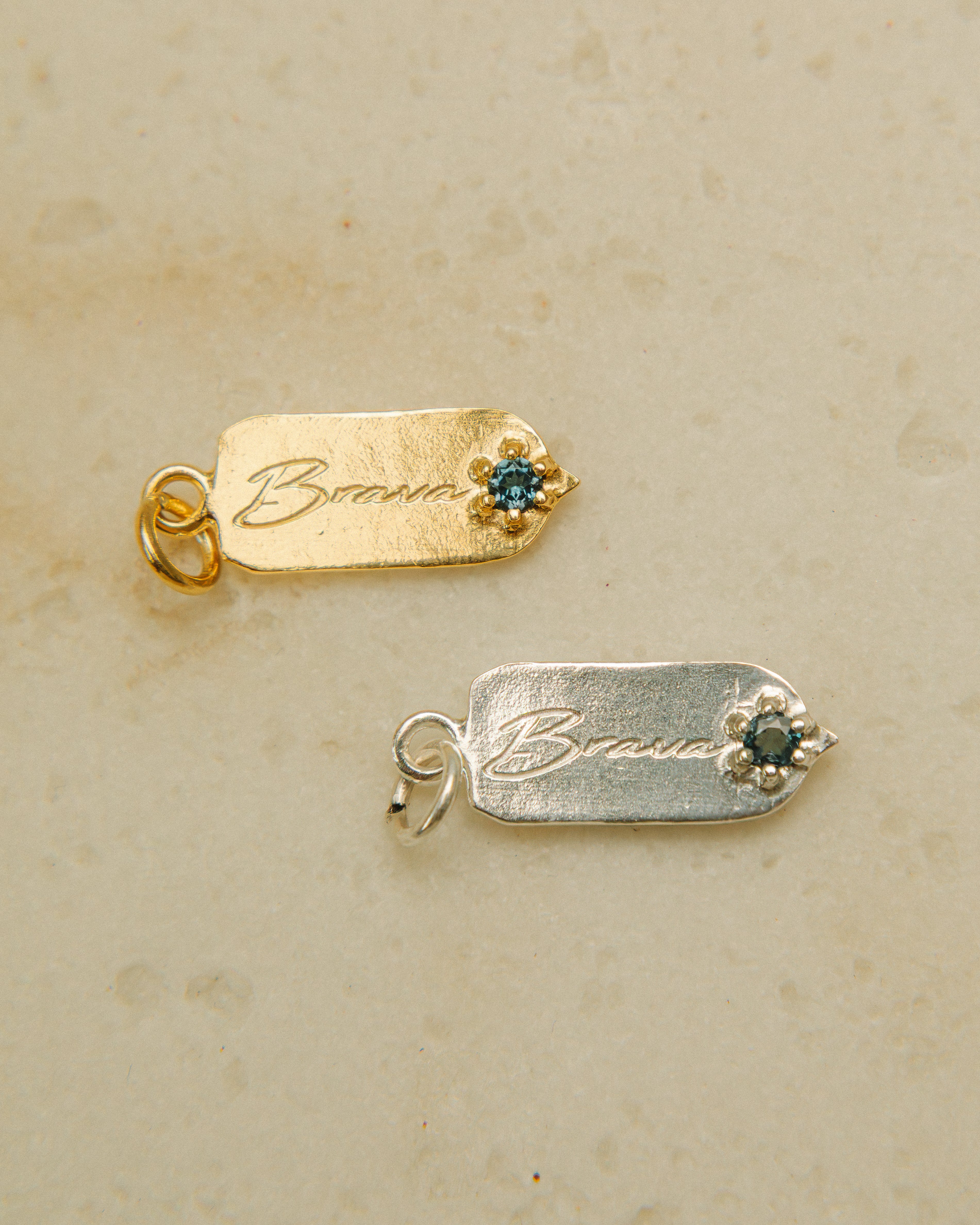 MANTRA con Topacio Azul en Plata bañada en Oro 18k