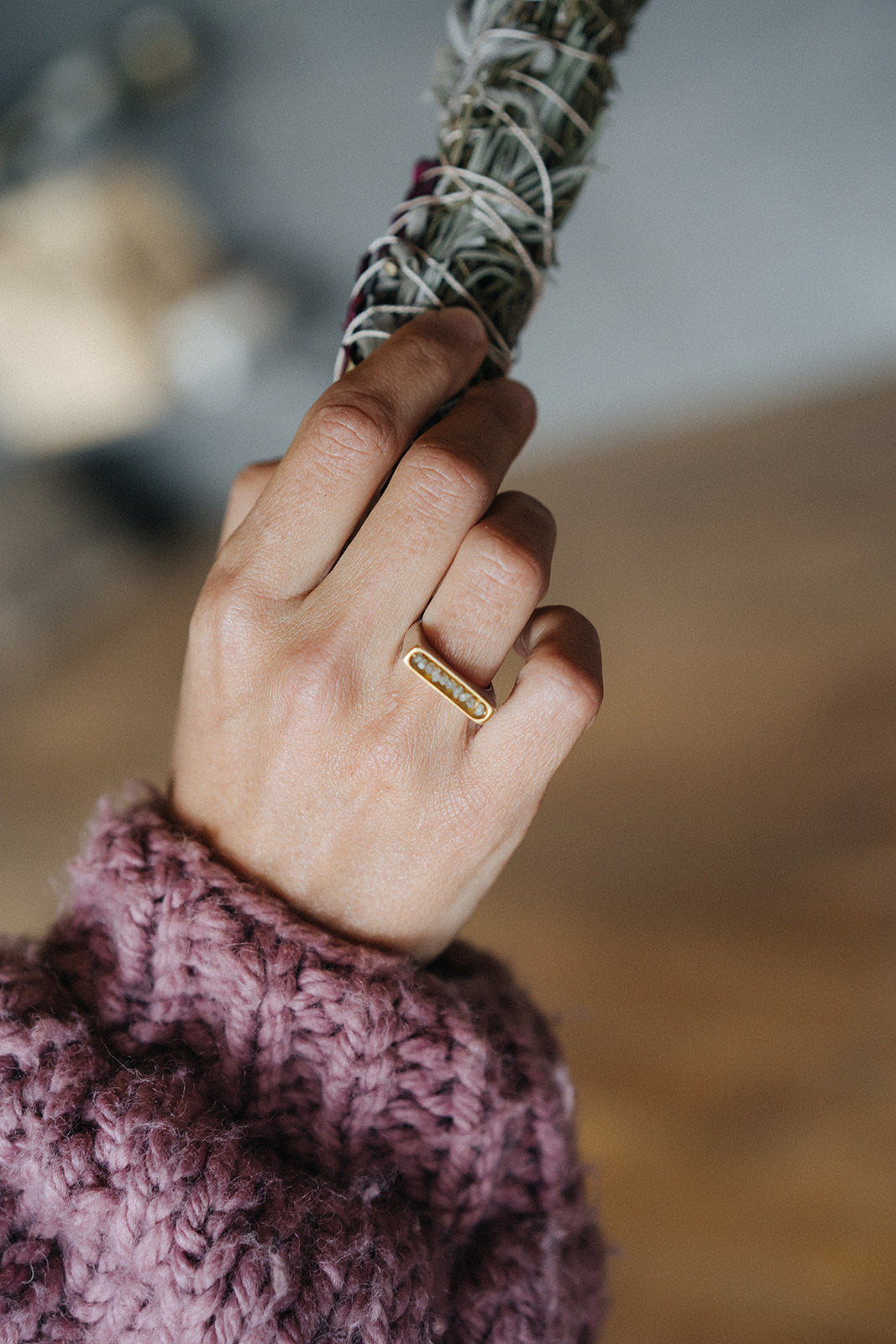 Anillo mutti en Plata reciclada, diamantes brutos y chapado en oro de18k.