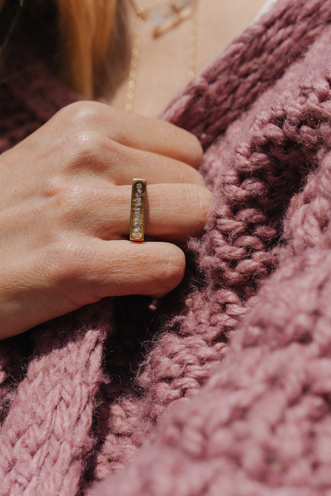 Anillo mutti en Plata reciclada, diamantes brutos y chapado en oro de18k.